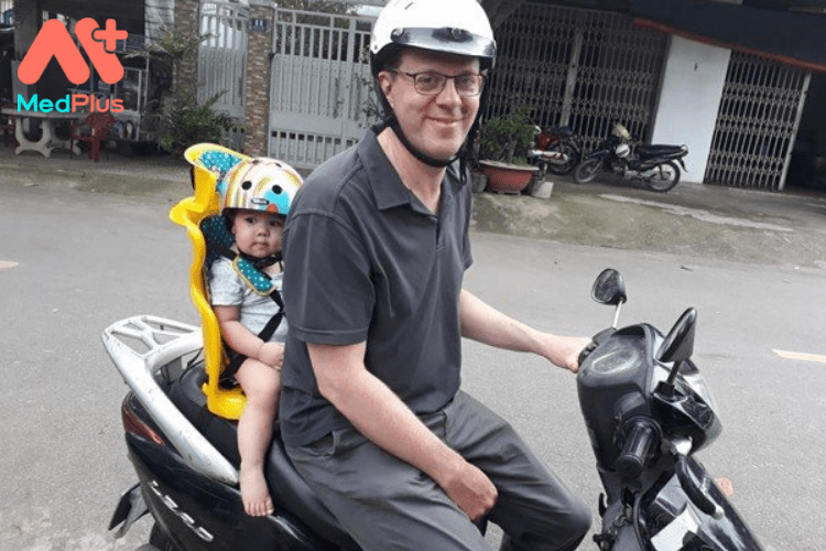 Lưu ý an toàn khi chở bé đi bằng xe máy