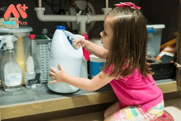 Phương pháp sơ cứu khi trẻ uống nhầm hóa chất