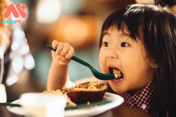 5 thực phẩm không nên cho trẻ ăn trước giờ ngủ