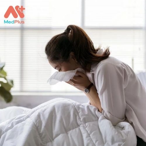 Các triệu chứng của bệnh lao bao gồm ho nhiều, đau ngực và khó thở.