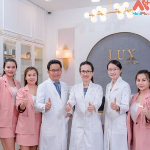 Thẩm mỹ viện Lux Beauty Center sở hữu đội ngũ bác sĩ giỏi và tận tâm