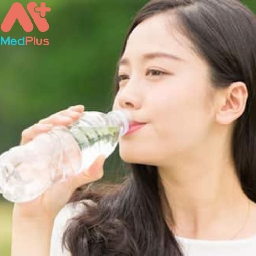 Uống nhiều nước hàng ngày để phòng ngừa nhiễm trùng đường tiết niệu