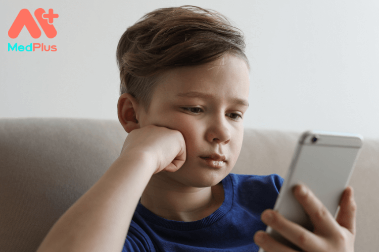 Có nên cho trẻ sử dụng điện thoại không?