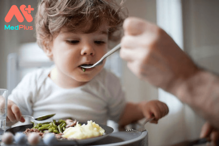 Có nên mớm thức ăn cho trẻ không?