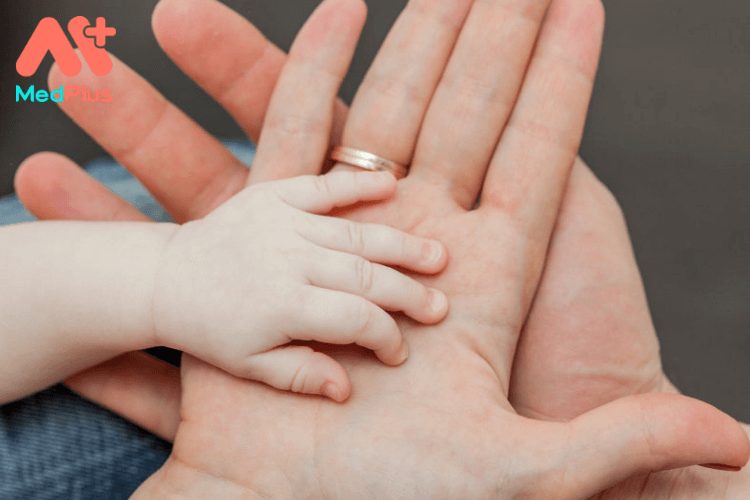 Làm gì khi trẻ bị ra mồ hôi chân tay lạnh