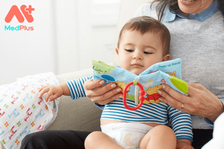 Lý do bố mẹ nên đọc sách cho trẻ sơ sinh