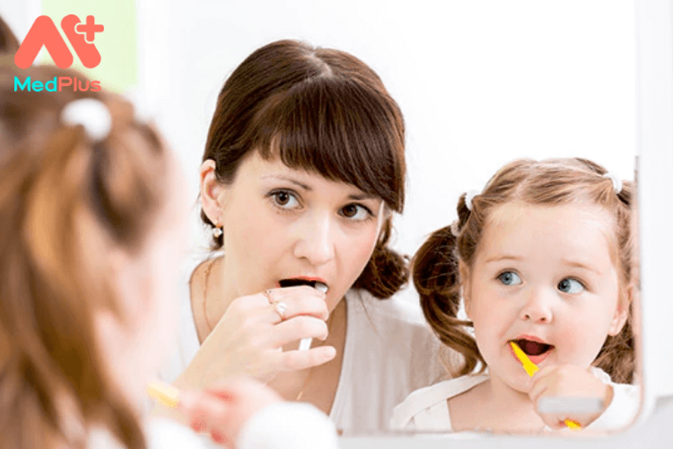 Mẹo dạy bé đánh răng đúng cách