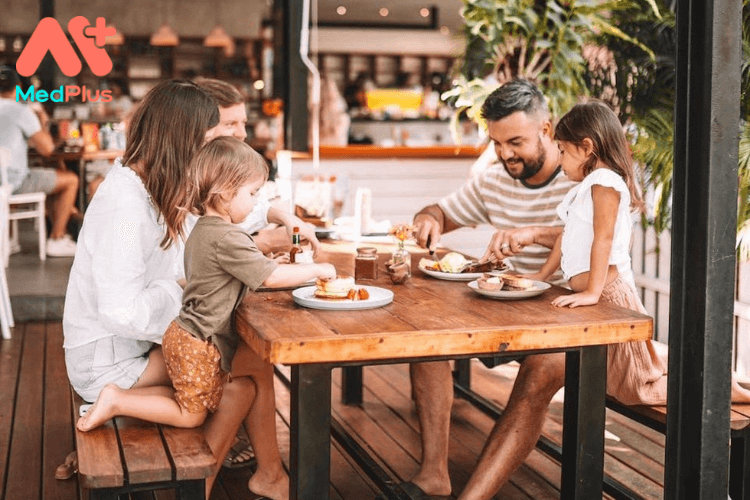 5 lợi ích khi cả gia đình cùng đi ăn ngoài