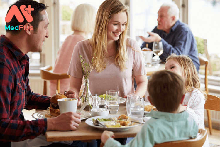 5 lợi ích khi cả gia đình cùng đi ăn ngoài