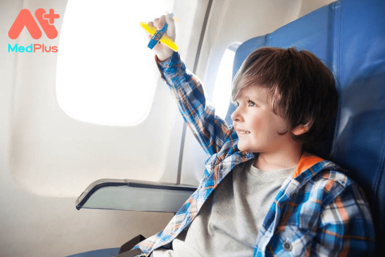 8 mẹo giúp thoải mái hơn trong chuyến bay dài