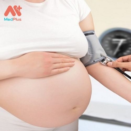 Phụ nữ mang thai mắc tiền sản giật có thể gặp phải một số biểu hiện như: tăng huyết áp, sưng mặt, tay, tăng cân nhanh chóng,...