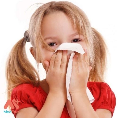 Viêm mũi dị ứng ở trẻ em có thể xảy ra theo mùa hoặc xảy ra quanh năm