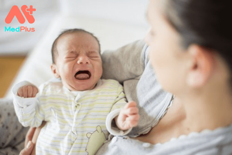Bố mẹ nên làm gì khi bé quấy khóc