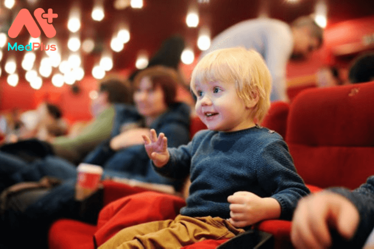Liệu có nên đưa trẻ nhỏ vào rạp xem phim?