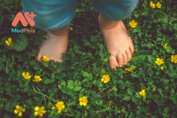 Đi chân trần có tốt cho trẻ không?