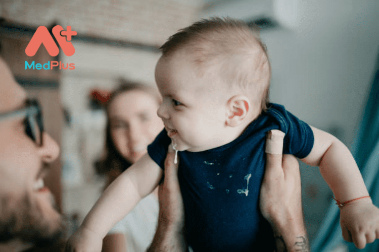 Tại sao em bé ọc sữa và cách hạn chế