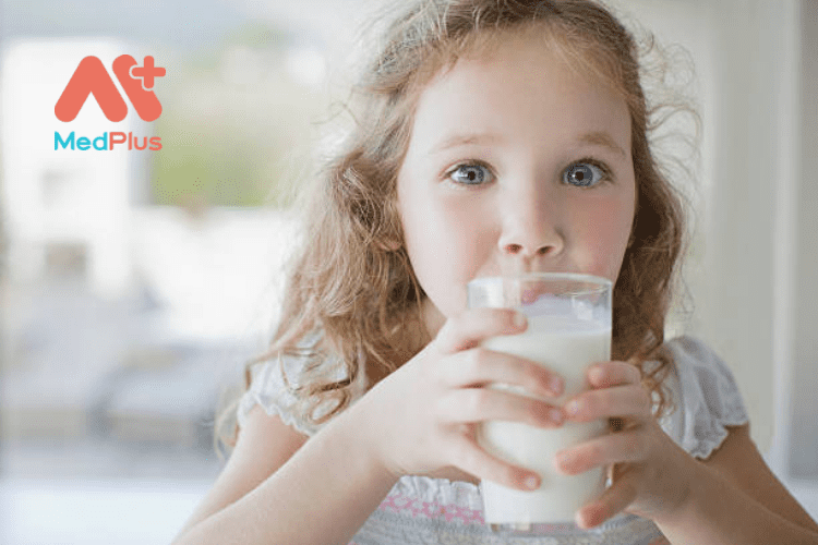 Trẻ em đang uống ít sữa đi và điều này gây ra hậu quả như thế nào?