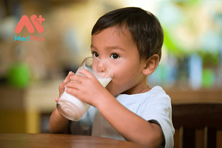 Trẻ mới biết đi nên uống bao nhiêu sữa là đủ?