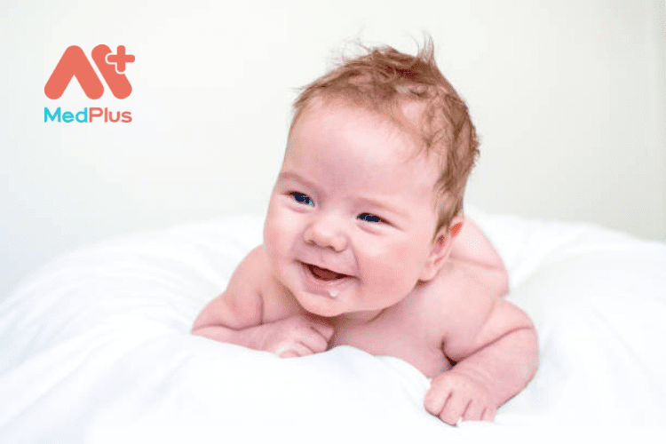 Tại sao em bé ọc sữa và cách hạn chế
