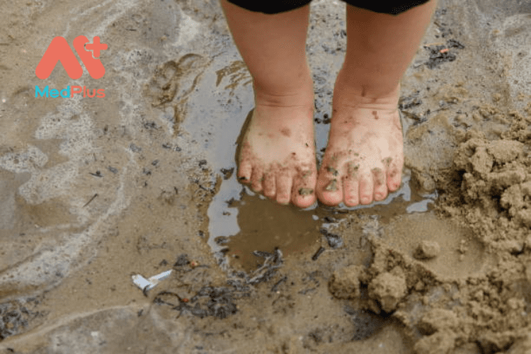 Đi chân trần có tốt cho trẻ không?