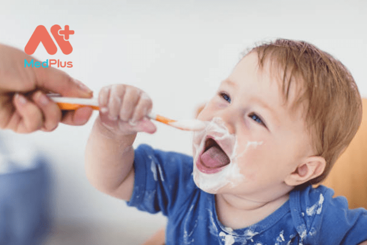 Dấu hiệu cho thấy trẻ tự cai sữa 