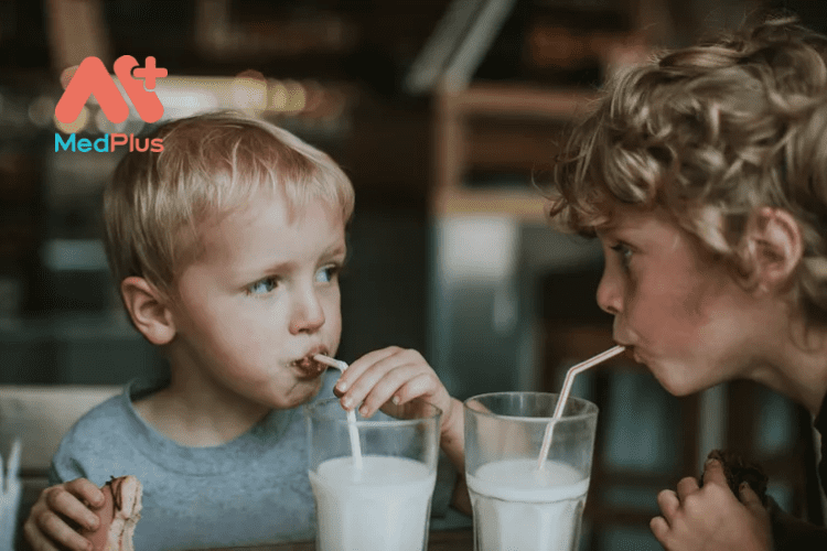 Trẻ em đang uống ít sữa đi và điều này gây ra hậu quả như thế nào?