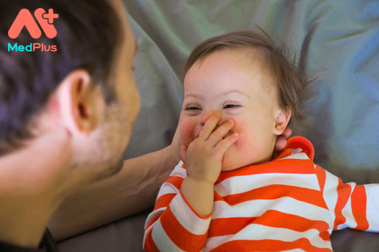 5 cách giúp phát triển giác quan ở bé 0-1 tuổi
