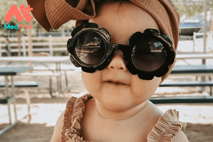 Có nên cho trẻ sơ sinh đeo kính râm?