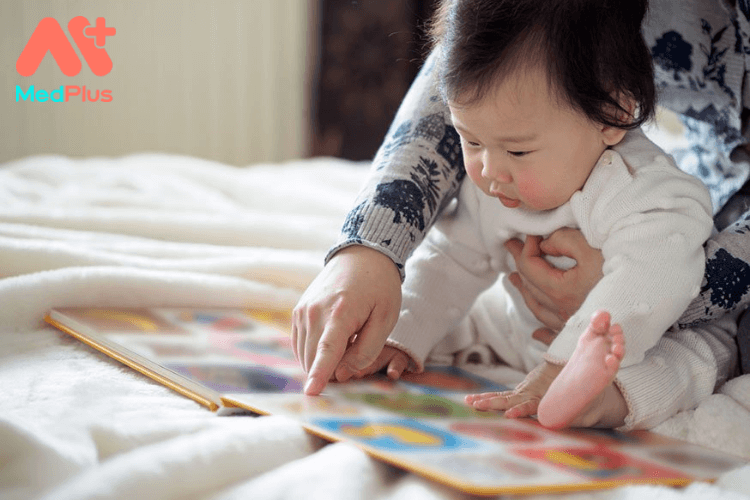 Hãy để trẻ làm bạn với sách từ 6 tháng tuổi