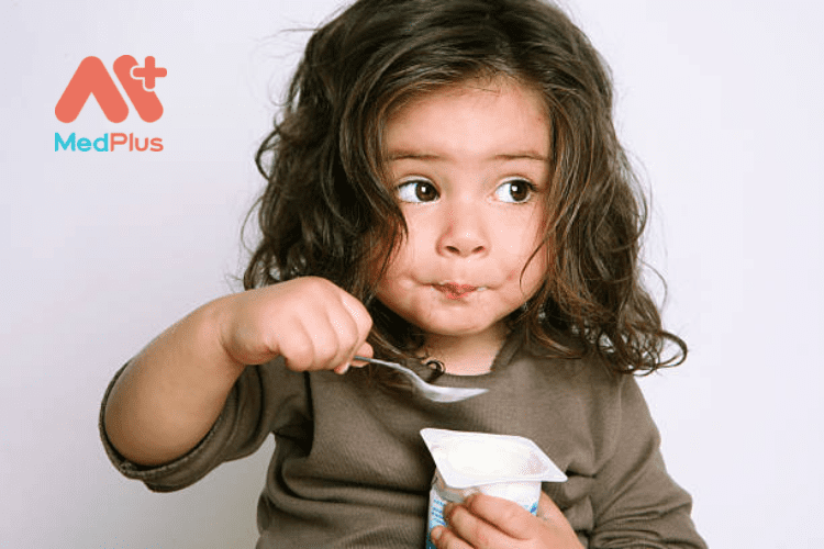 Khi nào trẻ em được sử dụng thìa và nĩa?