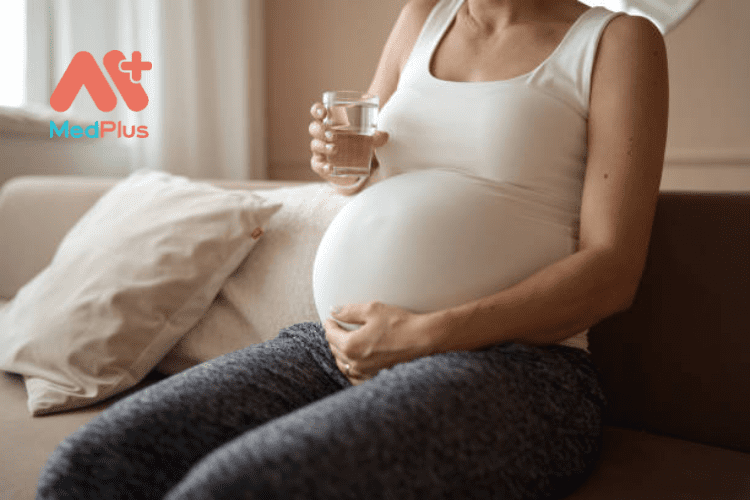 Mang thai nên uống bao nhiêu nước?