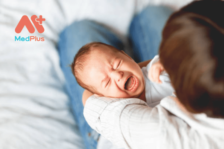 Cách xoa dịu một em bé đang khóc ai cũng nên biết