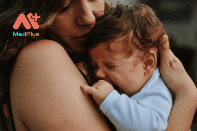 Cách xoa dịu một em bé đang khóc ai cũng nên biết