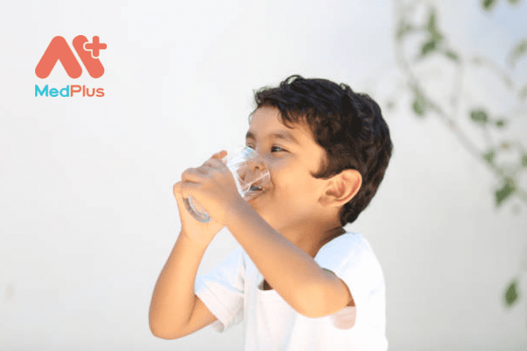 Trẻ mới biết đi nên uống bao nhiêu nước?
