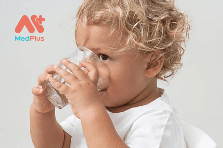 Trẻ mới biết đi nên uống bao nhiêu nước?