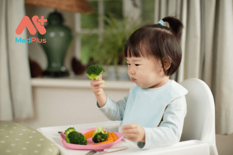 Cách để trẻ mới biết đi ăn rau nhiều hơn
