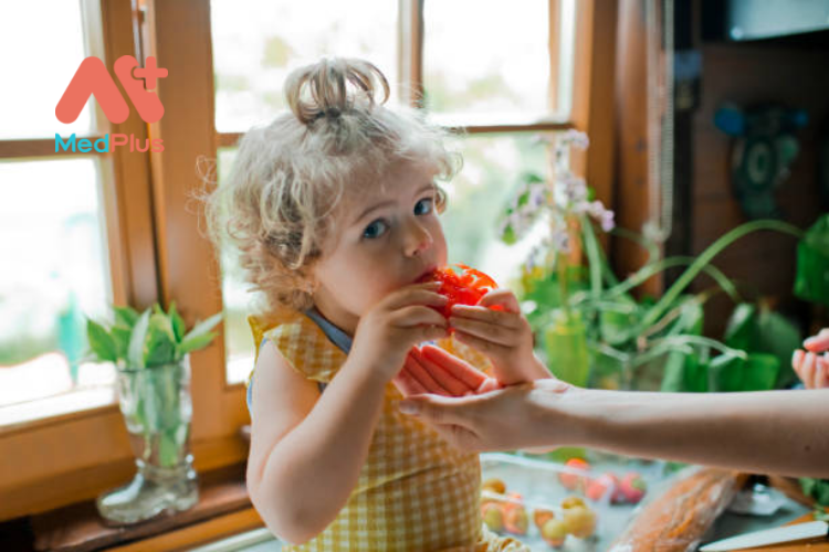 Cách để trẻ mới biết đi ăn rau nhiều hơn