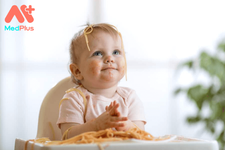 Những điều trẻ 0-1 tuổi biết được trong bữa ăn