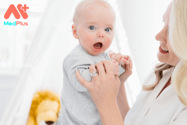 Những phát triển nhận thức ở trẻ 4 tháng tuổi