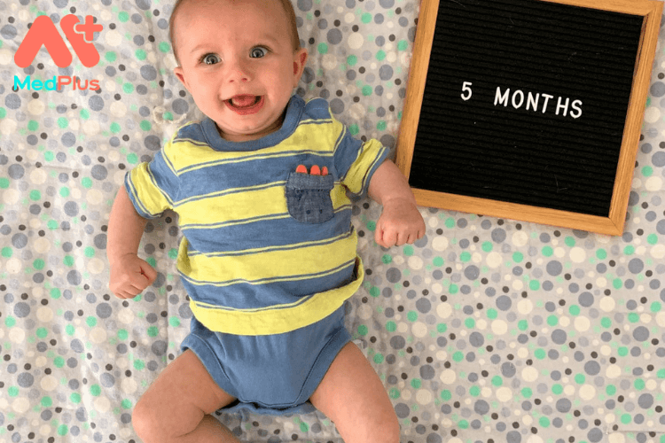 Sự phát triển nhận thức của bé 5 tháng tuổi