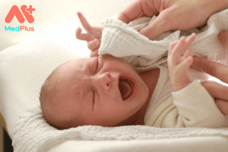 Tác hại của việc nhỏ sữa mẹ vào mắt trẻ