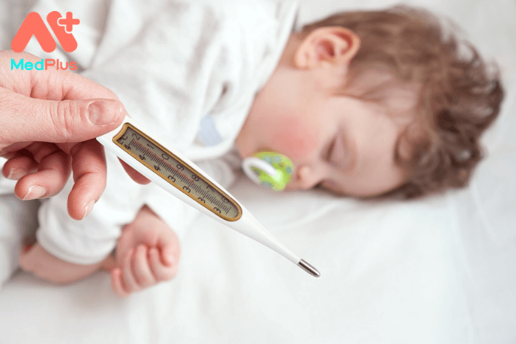 Trẻ mọc răng bị sốt và đi ngoài có sao không?