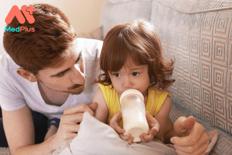 Trẻ nhỏ uống quá nhiều sữa có sao không?
