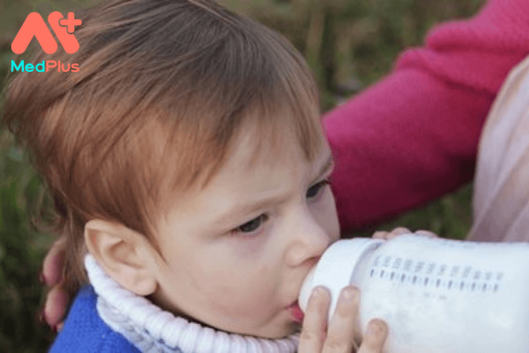 Trẻ nhỏ uống quá nhiều sữa có sao không?