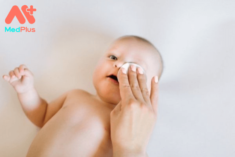 Trẻ sơ sinh bị ghèn một bên mắt phải làm sao?