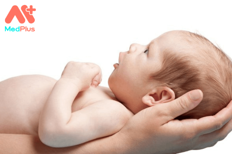 Trẻ sơ sinh đóng thóp sớm có sao không?