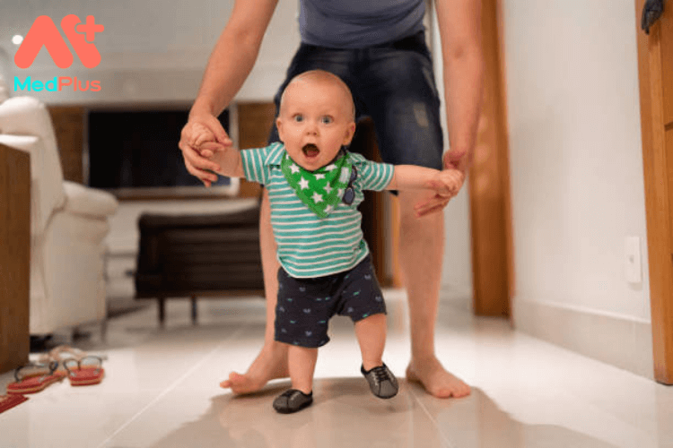 7 hoạt động giúp em bé tập đi đơn giản