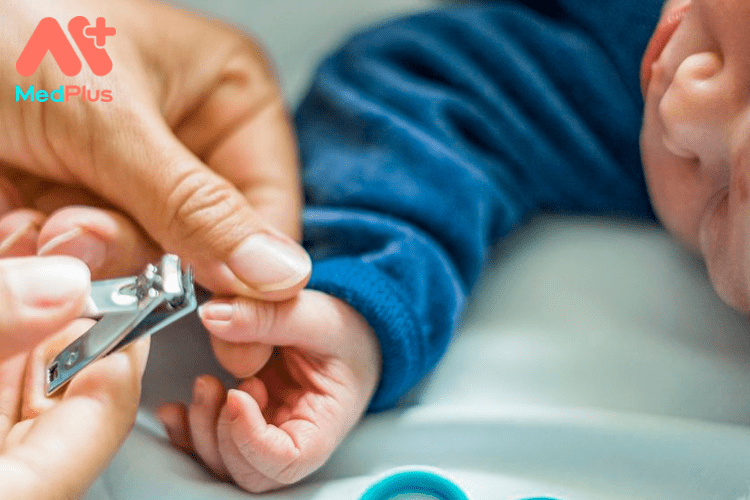 Chăm sóc tay chân cho trẻ sơ sinh đúng cách 130 Chăm sóc tay chân cho trẻ sơ sinh đúng cách