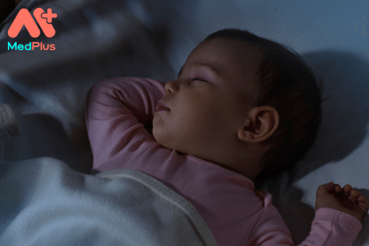 Có nên tắt đèn khi ngủ cho trẻ không?