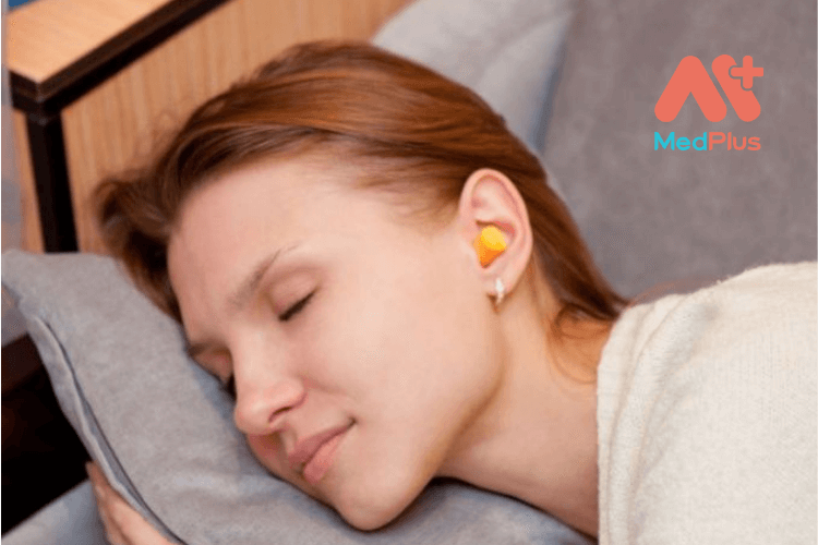 Có nên đeo nút bịt tai khi ngủ không?